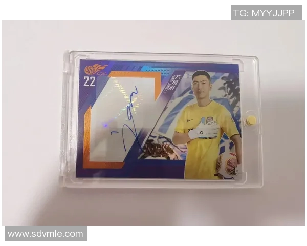 以球星卡布料足球为灵感探索运动与时尚跨界融合的新潮流