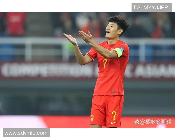 国足球星帅哥亮相赛场颜值爆表，球场内外尽显风采引发热议